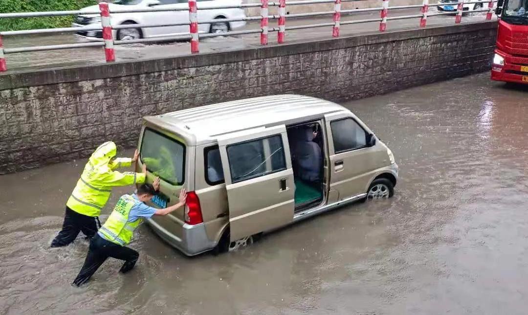 山东航空暴雨起飞