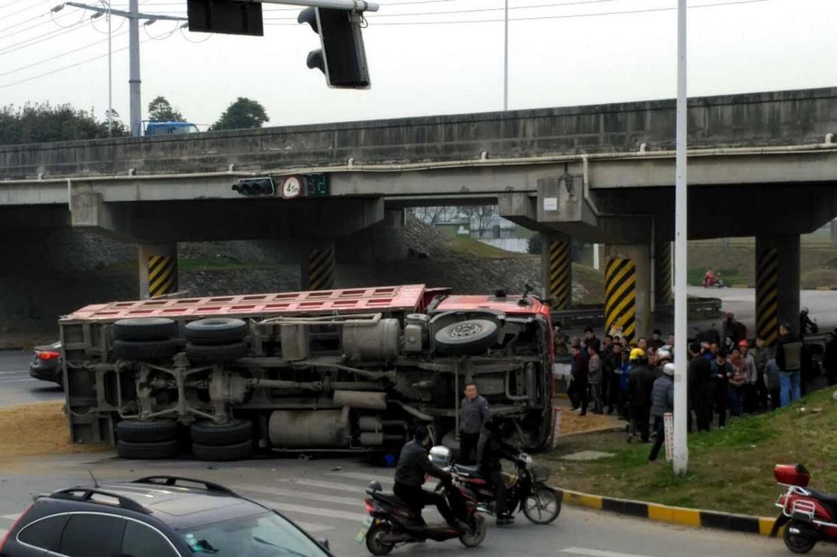 货车侧翻压轿车