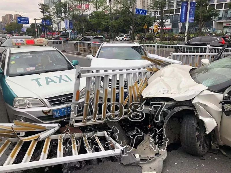 南京一轿车冲入对向车道连撞多车