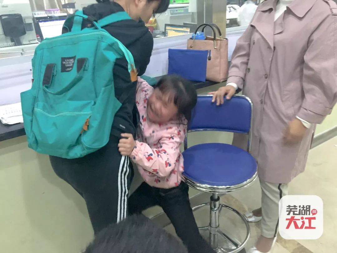 孩子坐到妈妈孕肚上，孕妈急忙挂急诊_精选解释