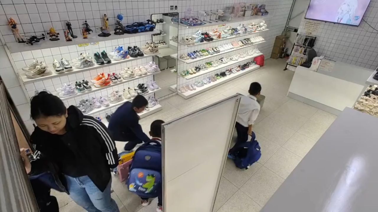 小学生组团看电视的鞋店倒闭