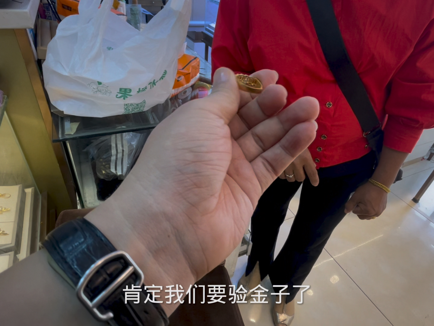 爸爸用离世妈妈的首饰给阿姨换金镯，一段关于亲情与传承的深刻故事_贯彻落实