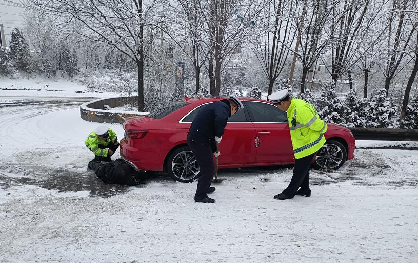 交警在雪中执勤的简报_资料解释