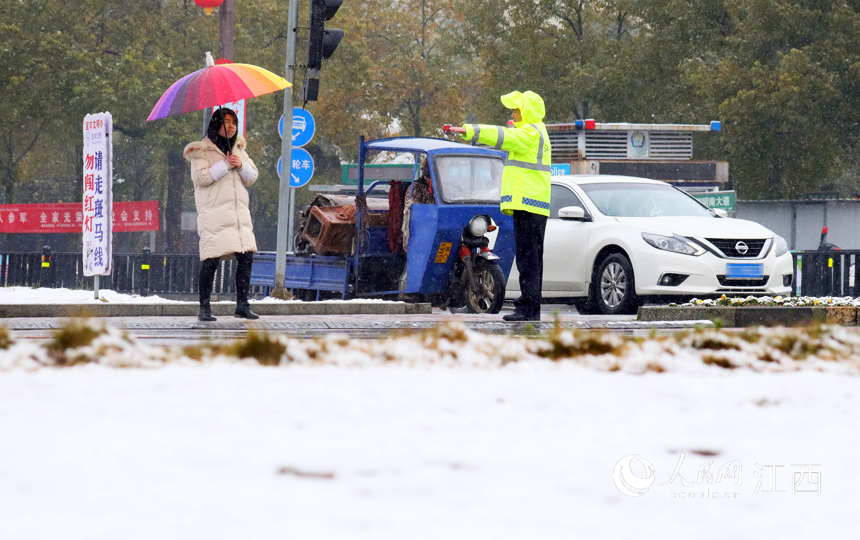 交警雨雪中执勤报道，无畏风雨，守护安全_权威解释