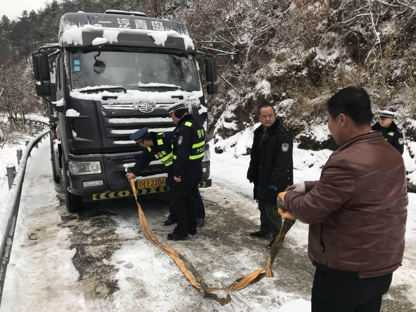 冰雪大世界的守护神，200余名交警的坚守与担当_最佳精选解释落实