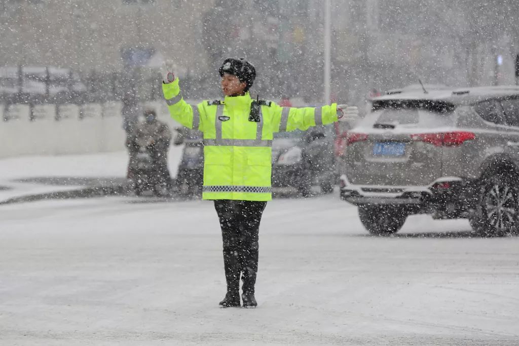 交警大雪中执勤，无畏风雪，守护平安_精选解释落实