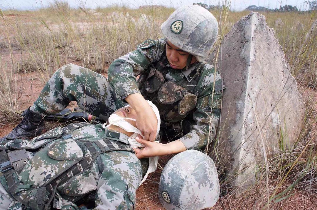 95岁老兵公园偶遇74年未见的战友，一段跨越时空的战友重逢传奇_解答解释落实