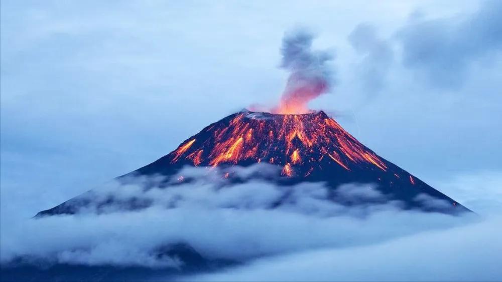 日本火山喷发灰柱高达3400米