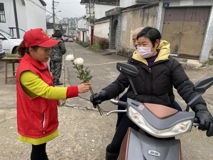 老人烧纸引燃绿化带怎么办