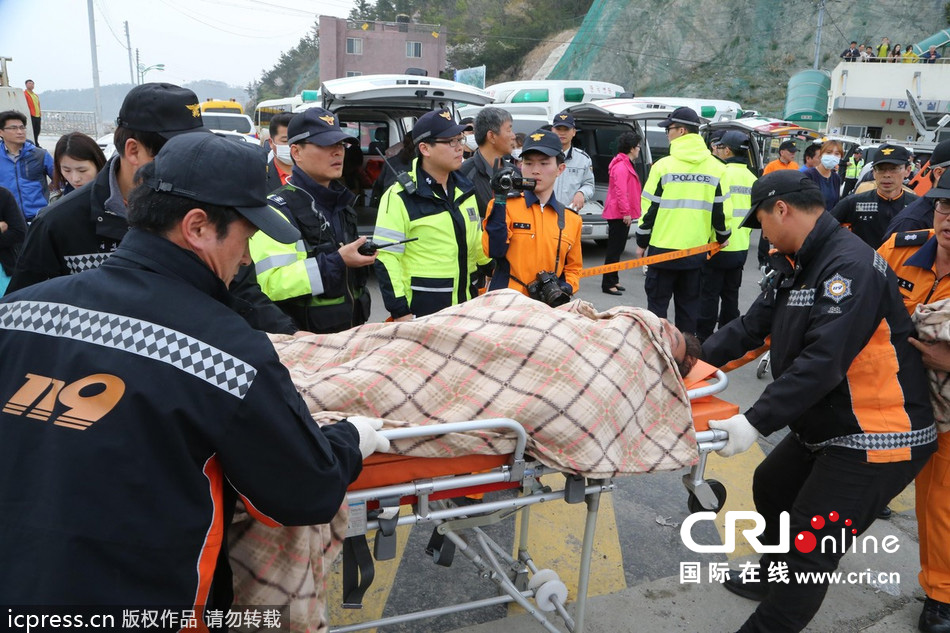 韩国失事客机生还者揭秘，两名乘务员的奇迹之旅