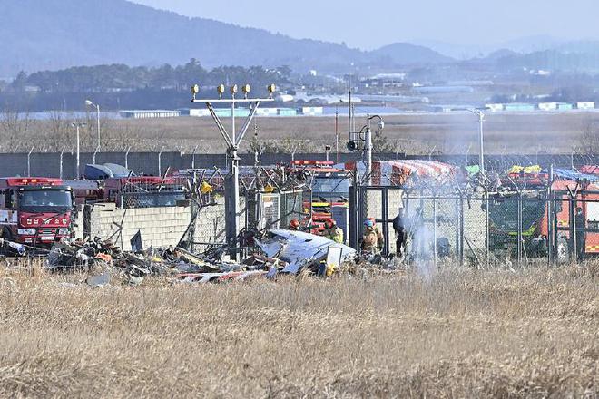 韩国空难细节披露，二次着陆时坠毁