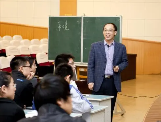 官方回应学校全体教师举报副校长，一场意料之外的纷争揭秘