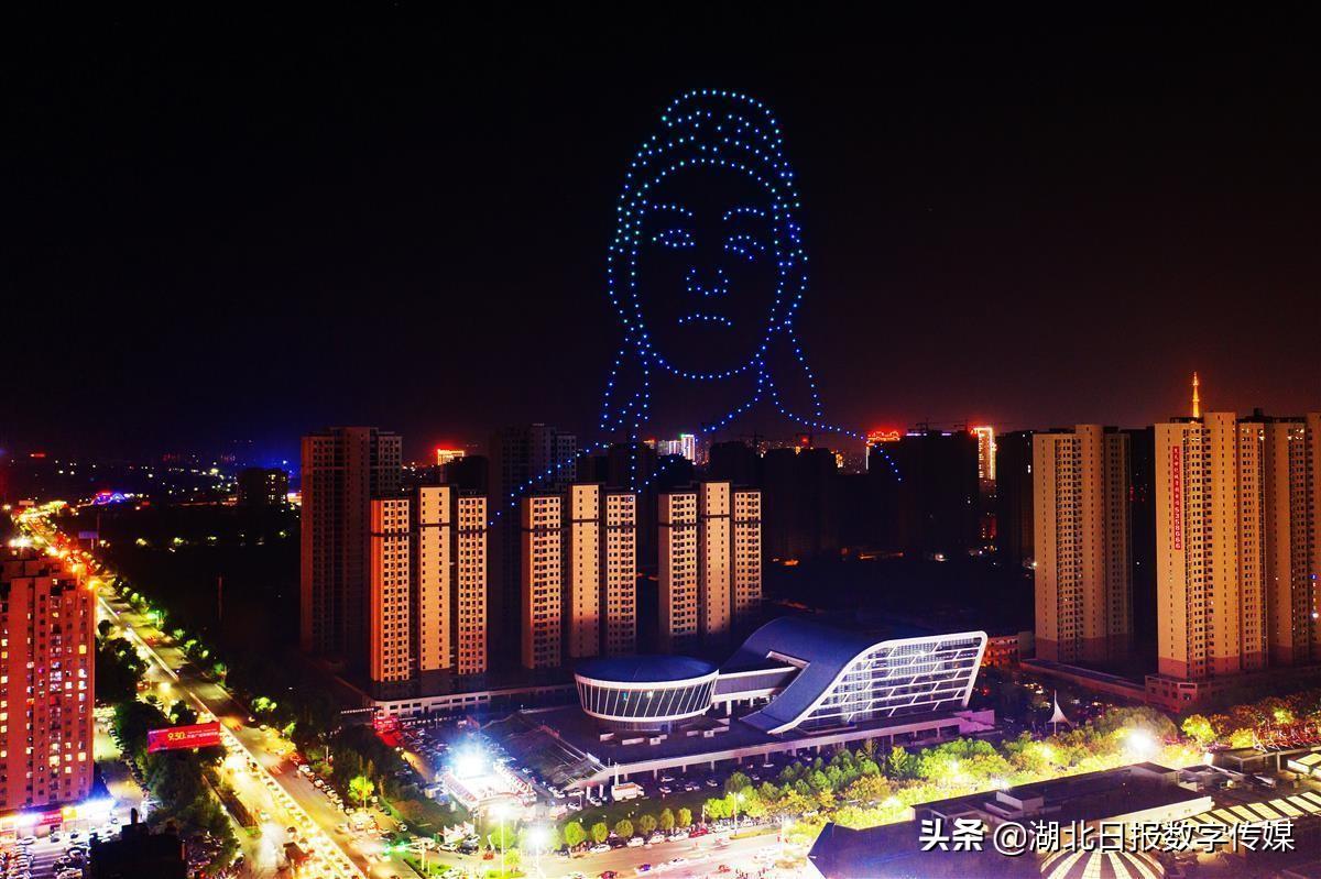 夜空无人机表演，梦幻般的视觉盛宴