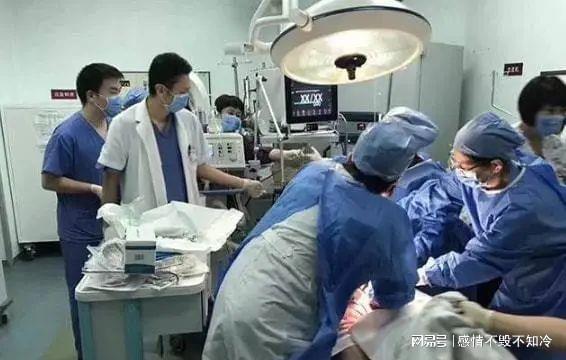 27岁小伙凌晨上吐下泻进ICU