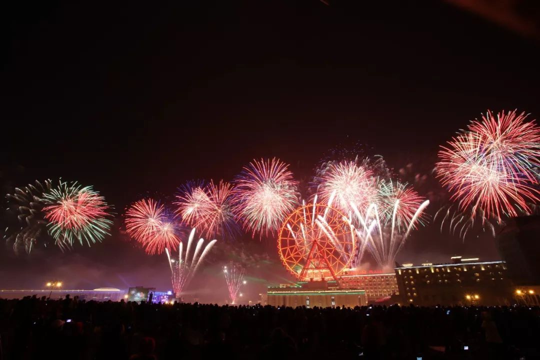 跨年夜烟花秀，三地联动，共庆美好时刻