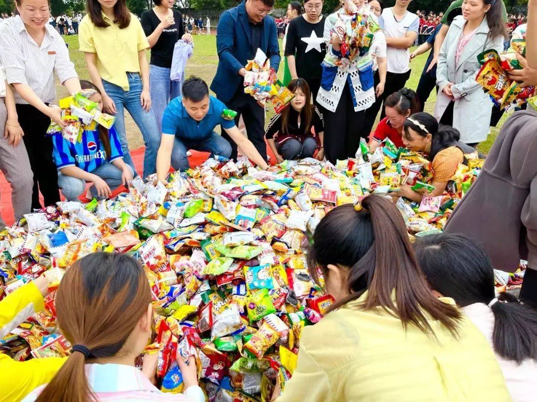 学校抢零食大赛，班主任战斗力爆表