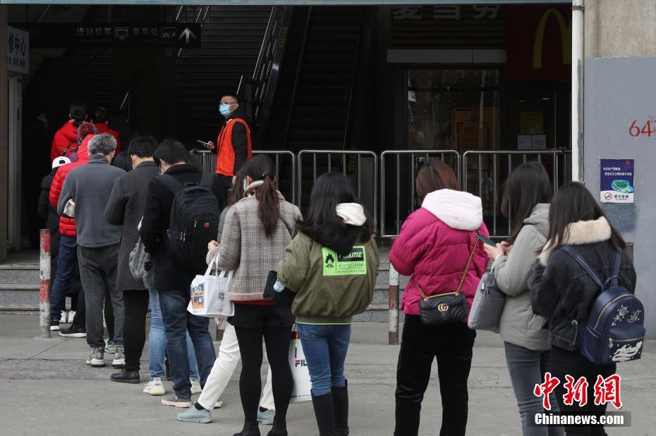 男子卖早高峰地铁座，城市新现象的独特观察