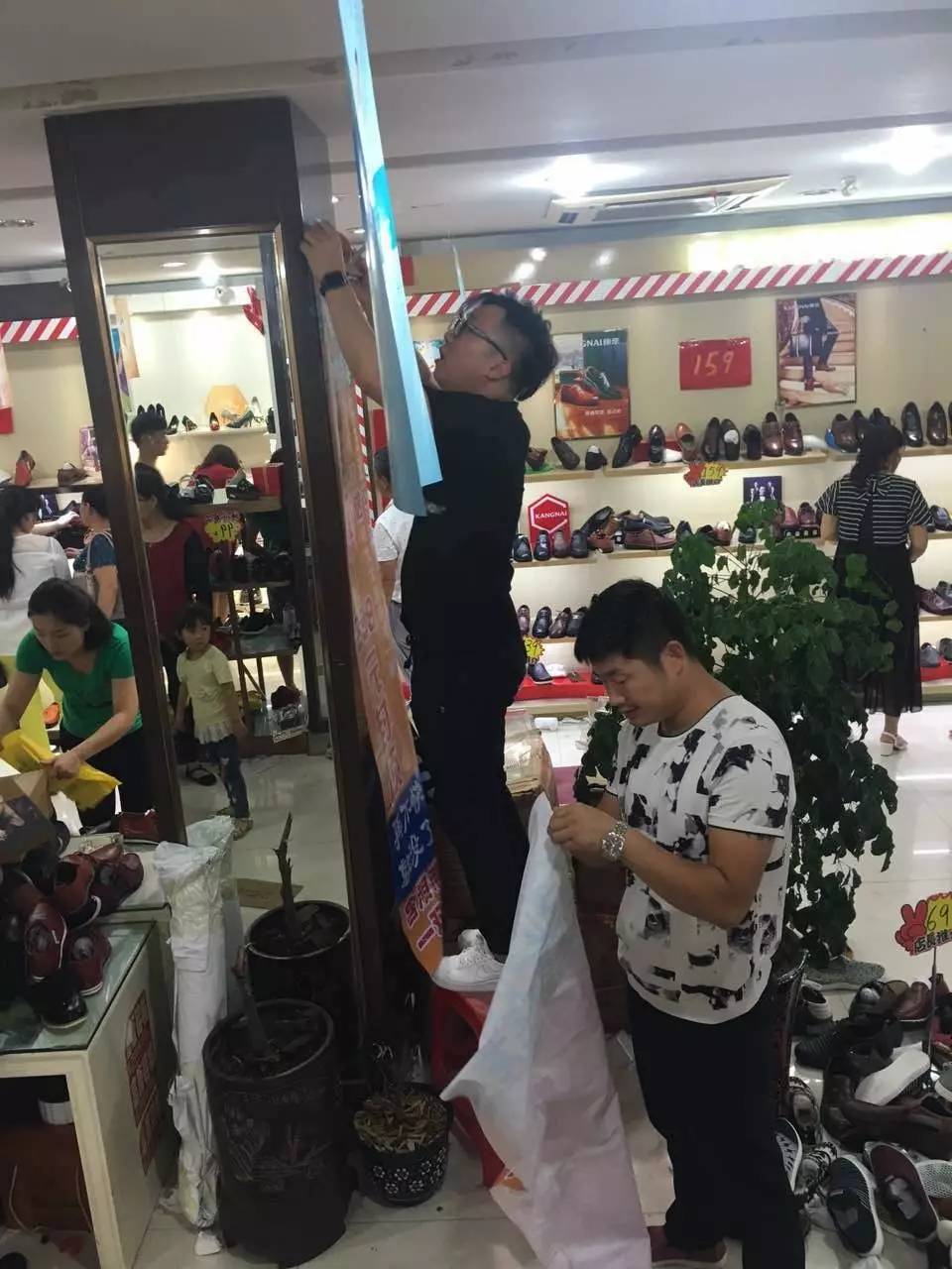 媒体聚焦，鞋店爆改小吃店走红，时尚转型引领潮流