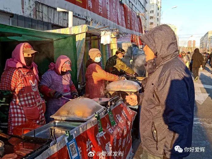 俄罗斯居民隔江观赏黑河烟花盛宴，夜空下的期待与惊喜