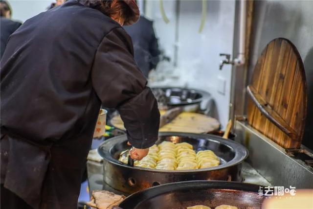 银川地震中的英勇瞬间，烧鸡店阿姨折返回去关火