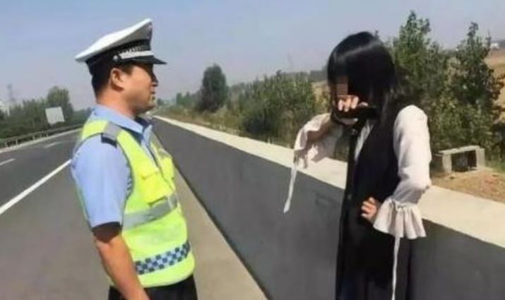 女生拒绝司机绕路被丢高速路边