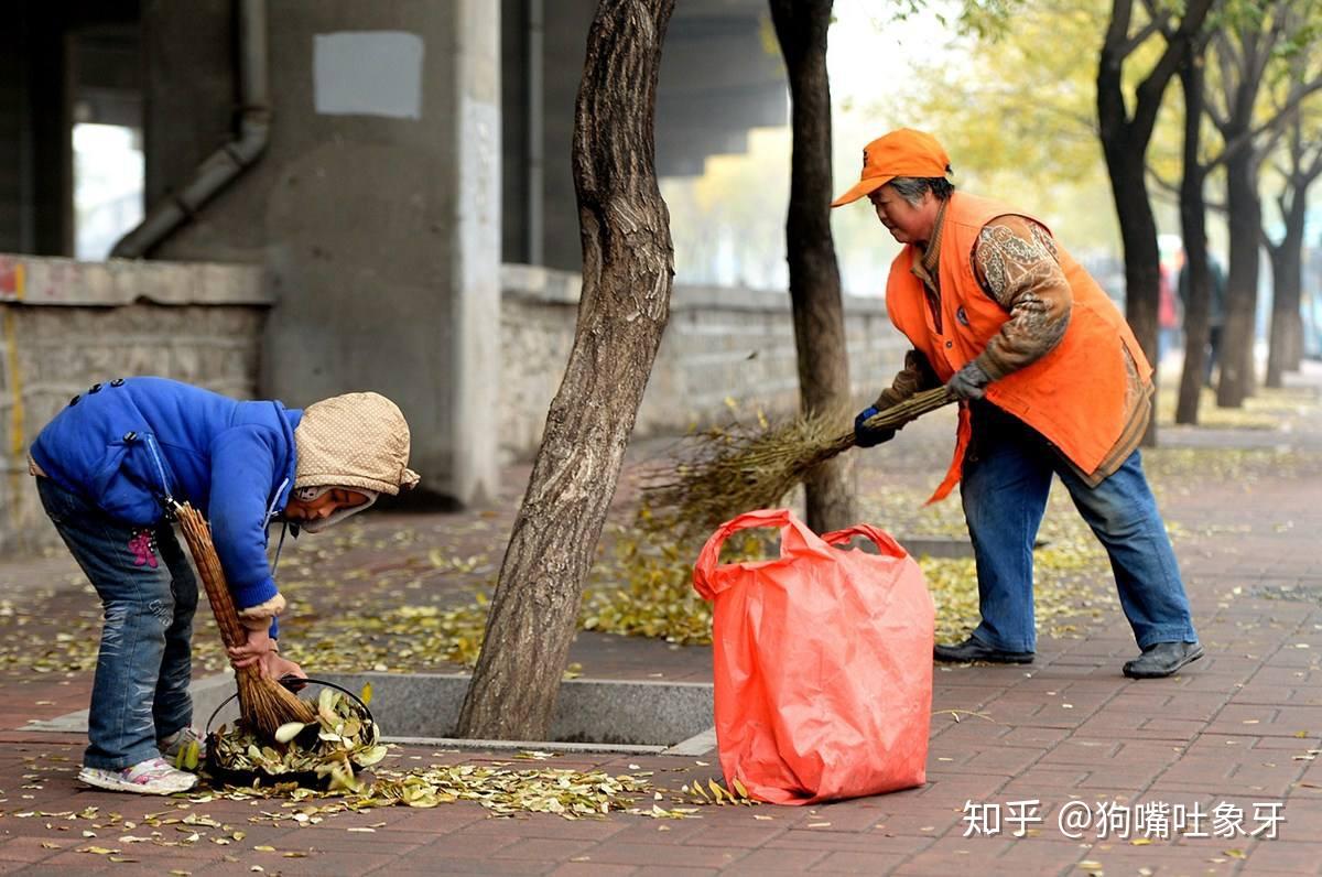 环卫工人把垃圾扫到哪里去了