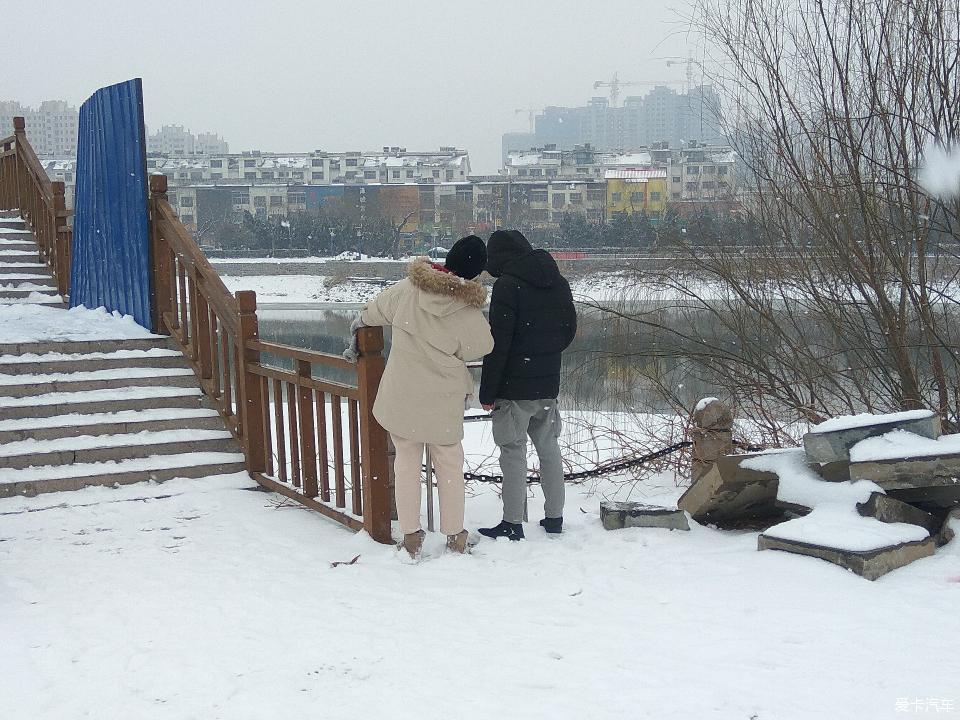 可爱小绅士踏雪而来，为心上人送上情人节礼物