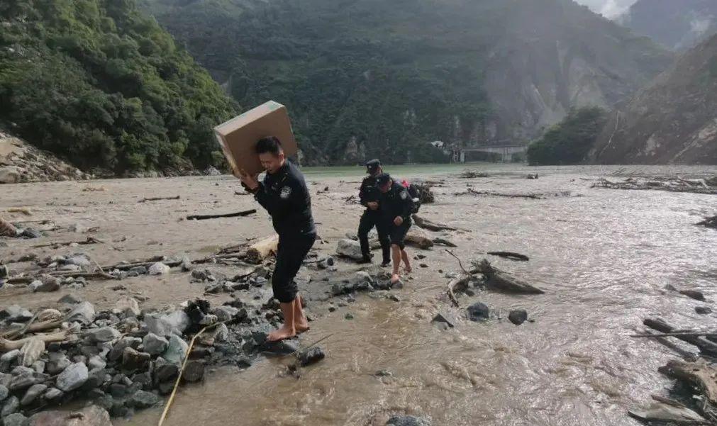 震区辅警挖到儿女生前衣物跪地痛哭——一个不平凡的故事