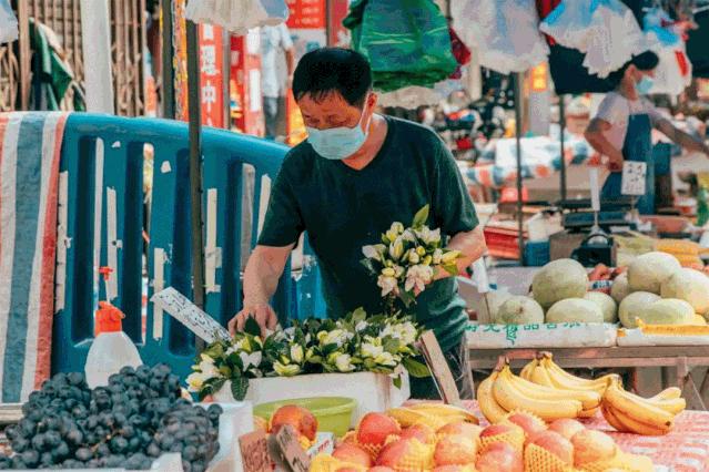 菜市场白色灯照得顾客脸紫红