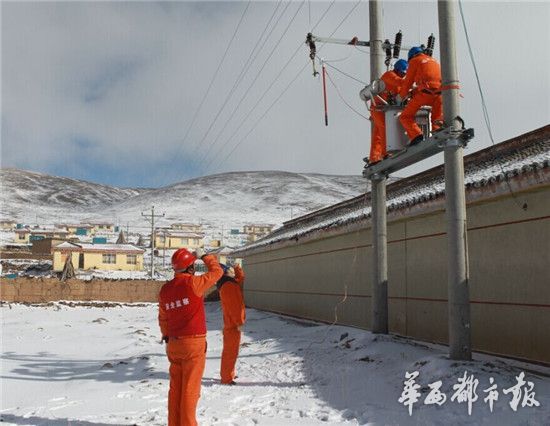 四川小伙雪天高压线上作业引关注，信仰在高空，勇气在寒冬