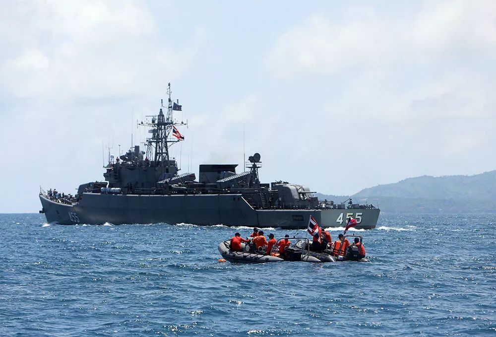 泰国倾覆游艇全部获救，一场惊心动魄的海上历险