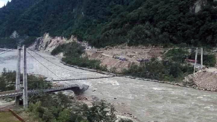 安徽一桥梁垮塌大货车坠河的背后故事