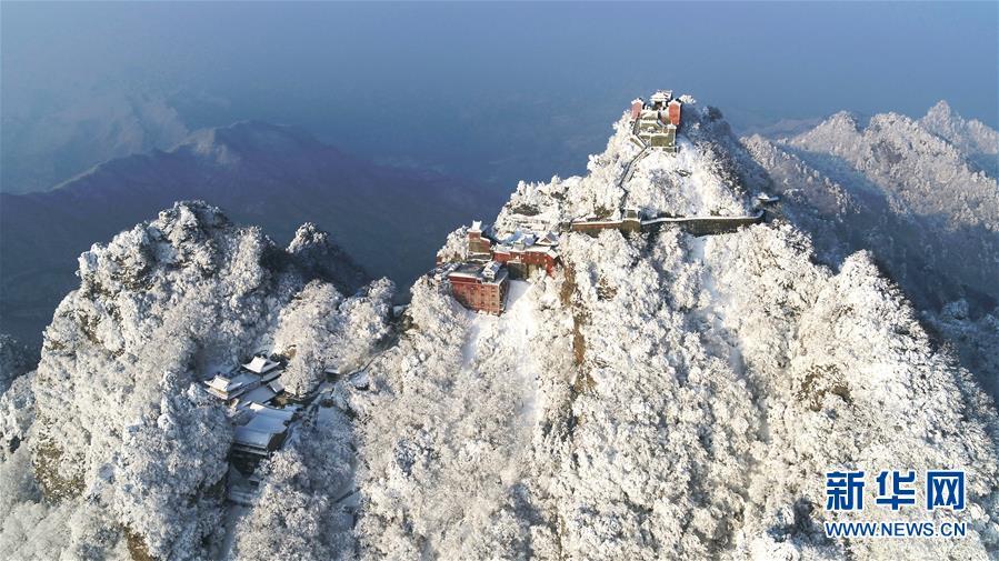 武当山金顶银装素裹，宛若仙境之旅