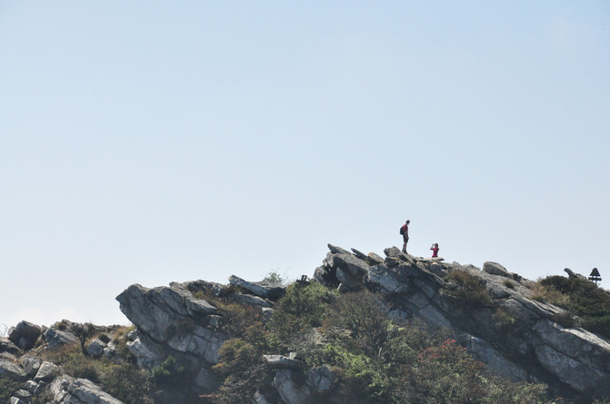 江西庐山嶙峋独峰顶惊现人影——一次与自然亲密接触的奇妙旅程