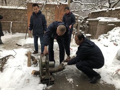 降雪阻路，女子为回家在车站等了两天的故事