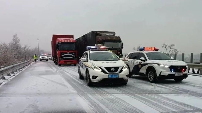 河南暴雪车主被困国道山路5小时，一场漫长的雪地大冒险