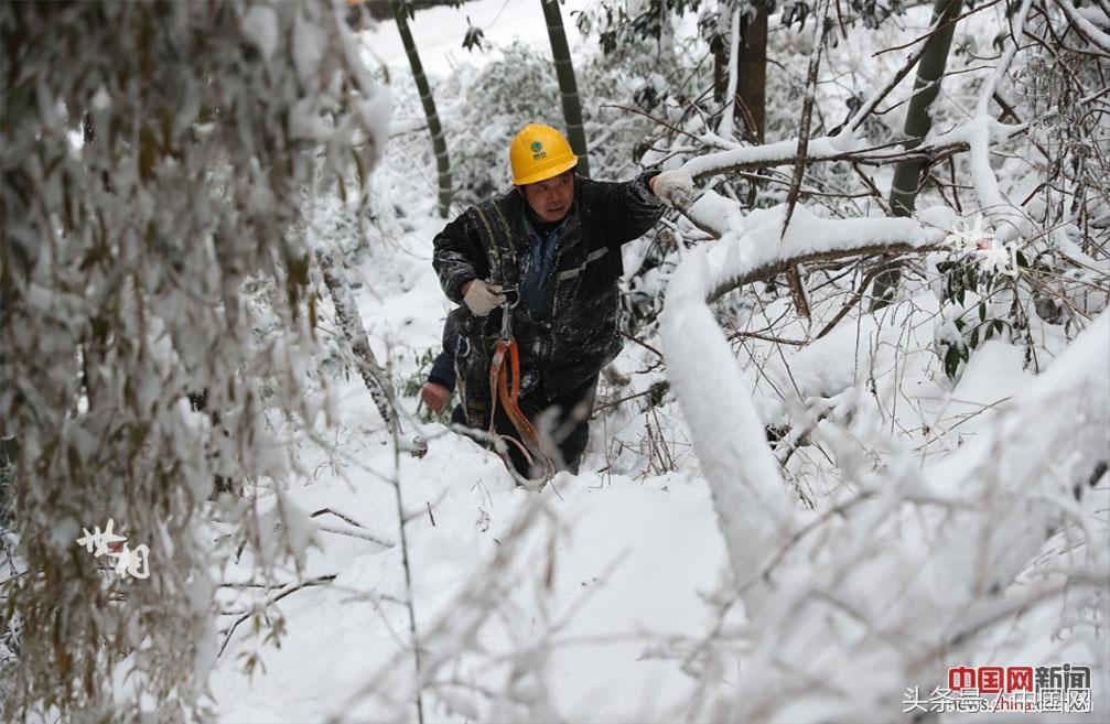 村民门口积雪半米深，一场雪的故事与应对之道