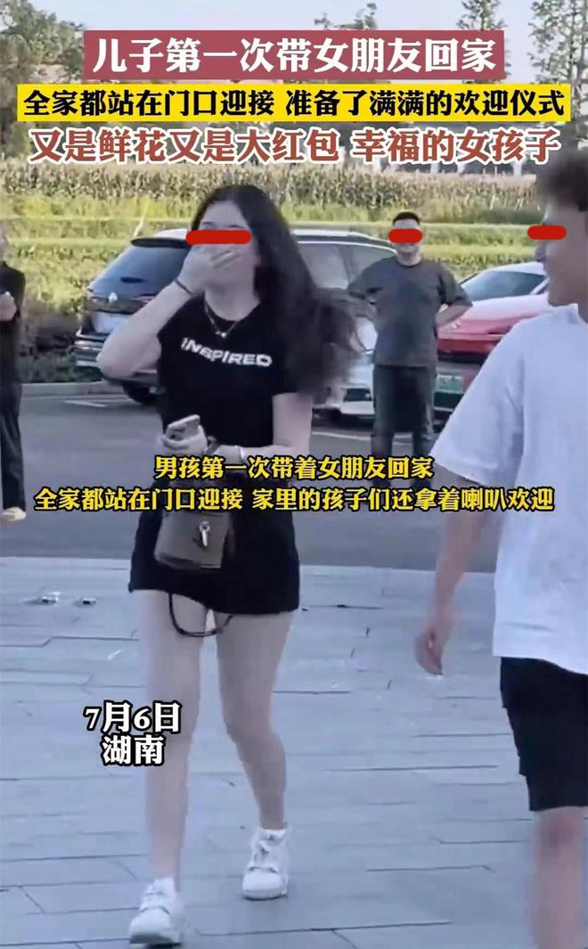 小伙第一次带女友回家，家人放炮欢迎的温馨瞬间