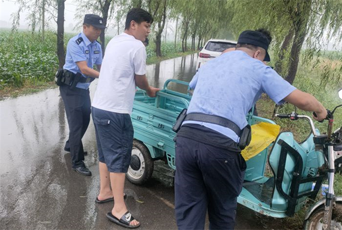 爸爸酒后开三轮载儿女不慎掉落河沟