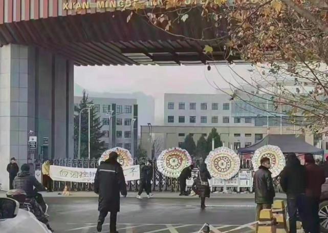 一年内父母离世男子看春节监控泪目