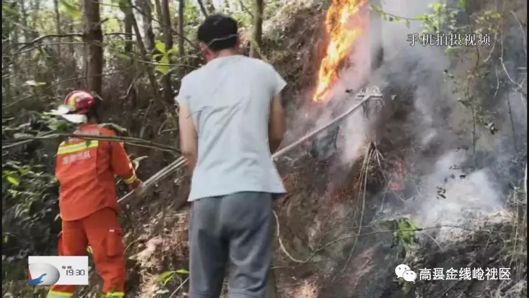 重庆小伙跳空翻给奶奶上坟火了