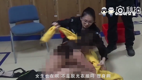 男子当众脱裤被开除事件引爆网络热议，职场行为界限究竟何在？深度解析背后的法律与道德考量。