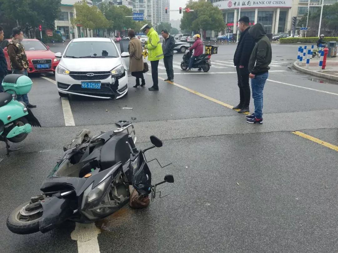 电动车闯红灯被撞飞！司机和乘客的生死悬念让人心惊胆战！