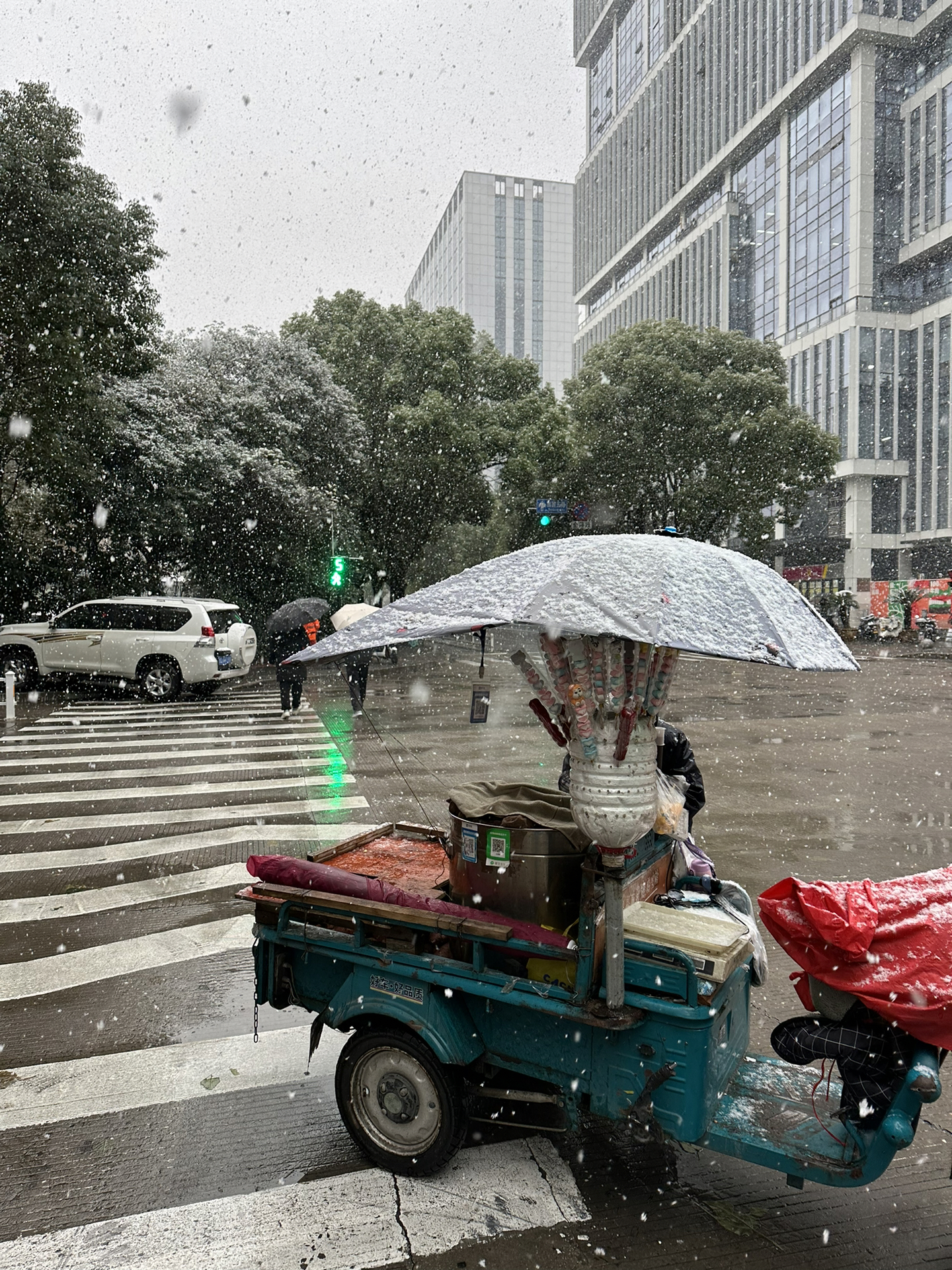 杭州路上开始积雪了！这个冬天，你准备好迎接惊喜了吗？