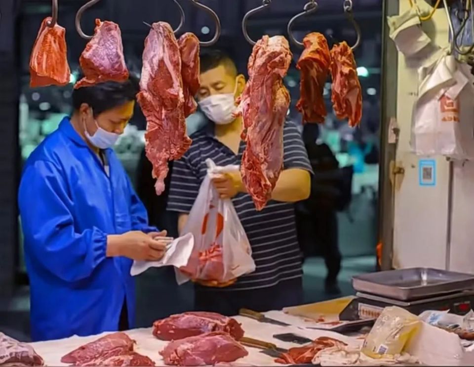 一、关于食材配送猪肉扔地上的