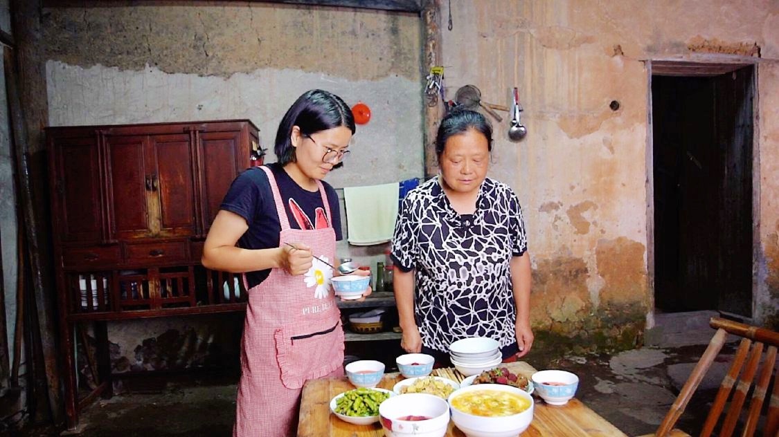 13年如一日，婆婆每天送2餐饭给守店儿媳，背后隐藏着怎样的感人故事？