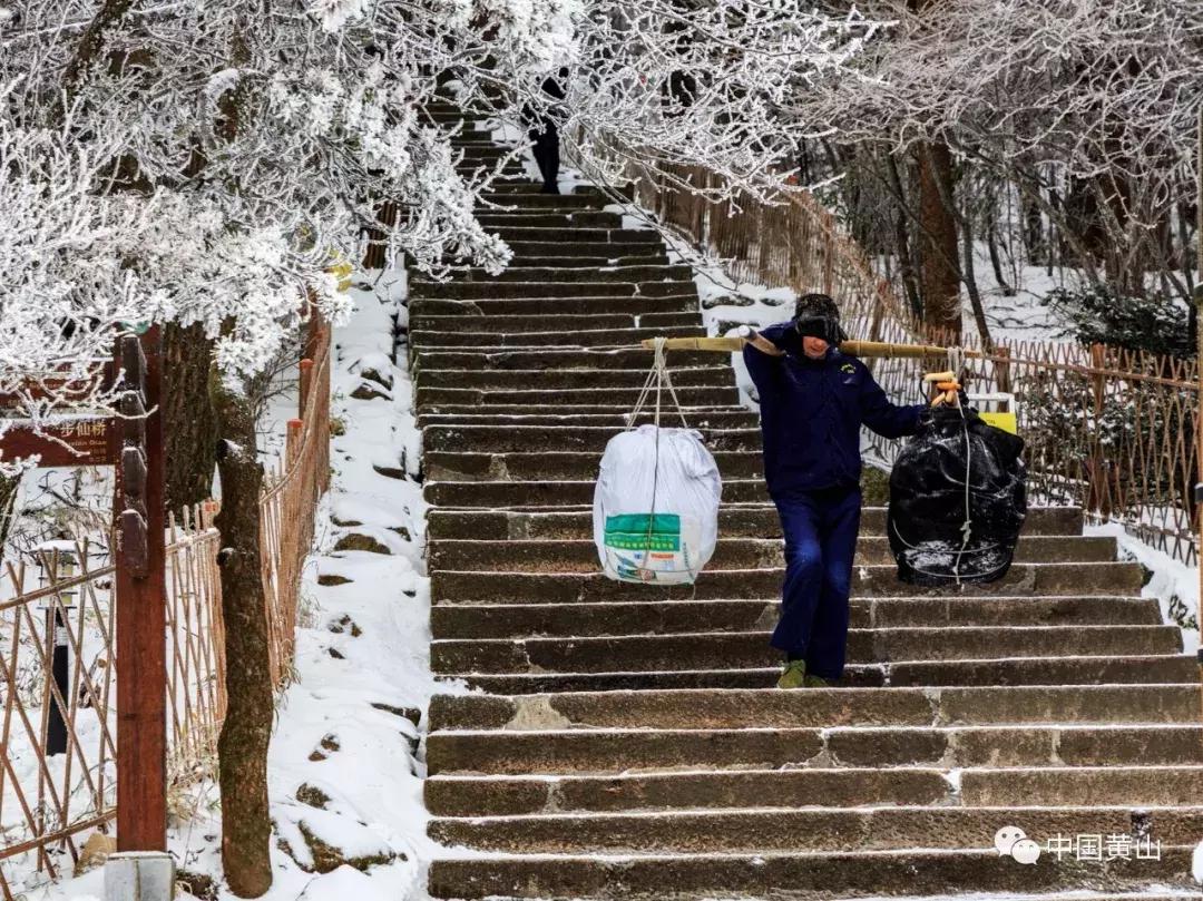 惊险一刻！黄山突降大雪，游客头朝下滑落险境爆发！