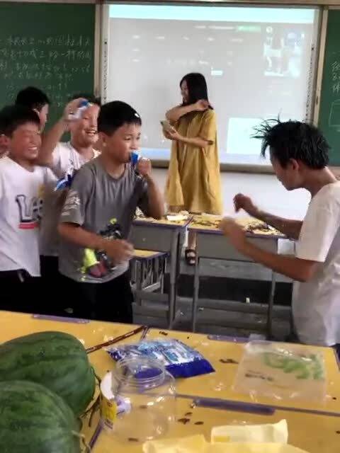 小学老师带儿子闯教室打学生，停职背后隐藏了哪些不为人知的秘密？