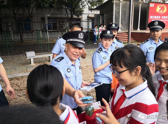 妈妈的淡定反击，当儿子遭遇校园欺负，她如何逆转局势？