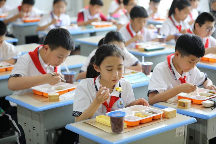 上海中小学全面实施AB制午餐模式